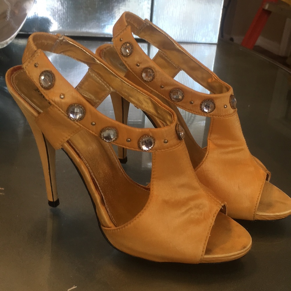 Ladies gold w/rhinestone ankles sandals size 8